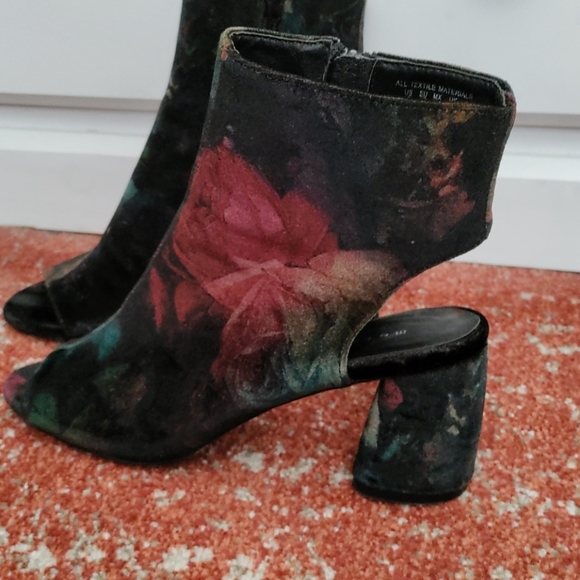 Metaphor Peekaboo Booties - Picture 3 of 7